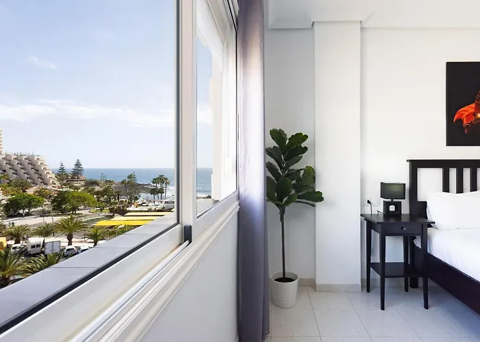 Black And White Free Wifi * Los Cristianos (Tenerife)